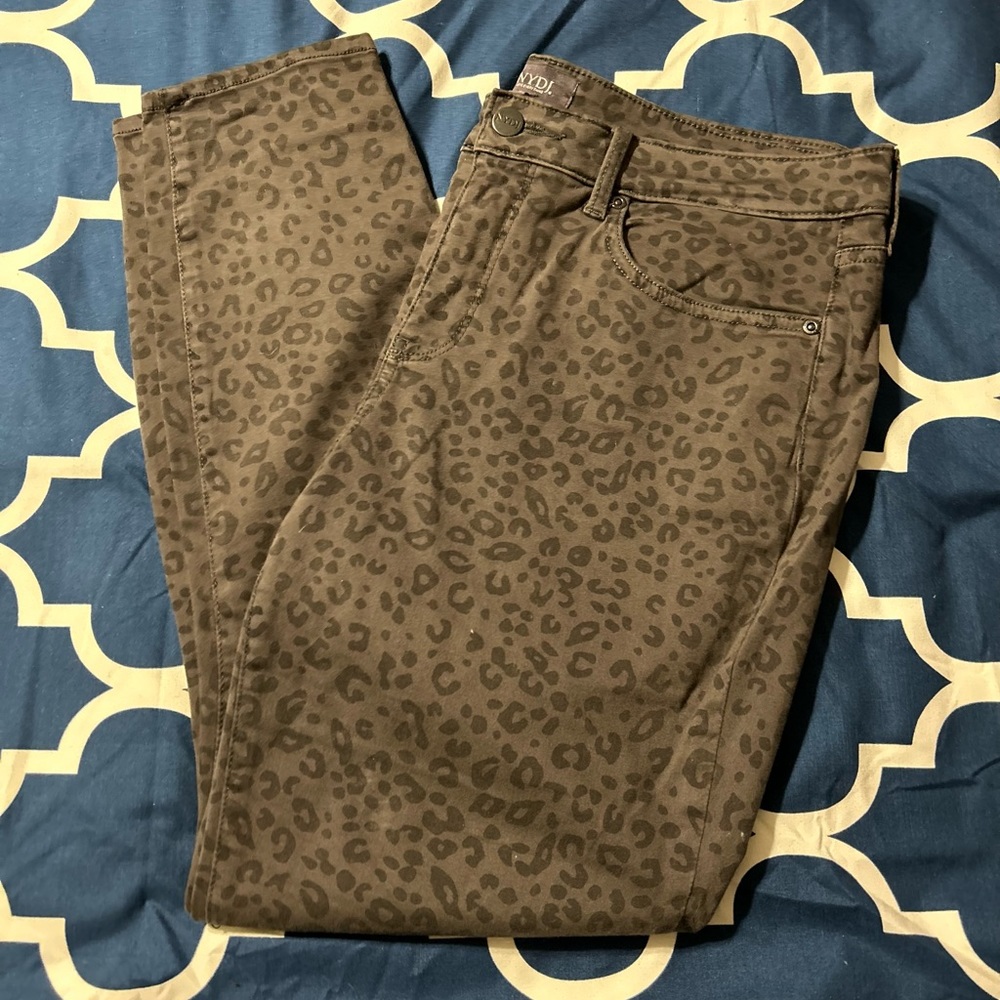 Great condition NYDJ AMI Skinny Gray Leopard Ankle Pants 10
